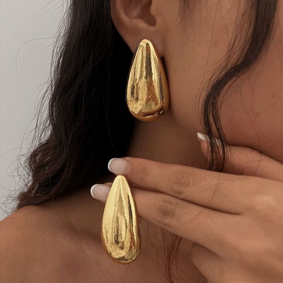 Yellow Gold tone Old Money Style Women's Metal Water Drop Shaped Dangle Earrings - Picture 1 of 3